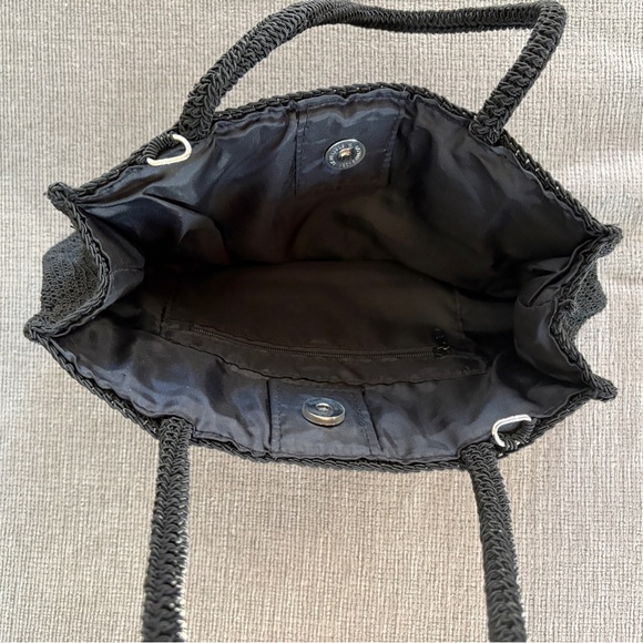 Black Crochet Embroidered Flower Handbag - Picture 3 of 6